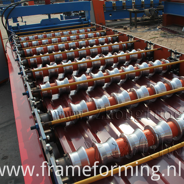 Roof panel roll forming machine